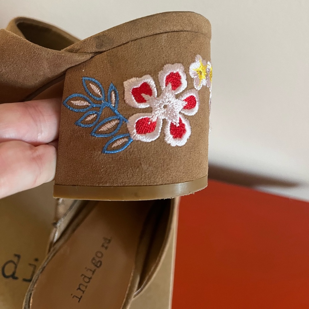 Indigo Rd brown heeled mules with perfect embroidery on heels. So cute & comfy🌸 - Picture 7 of 15